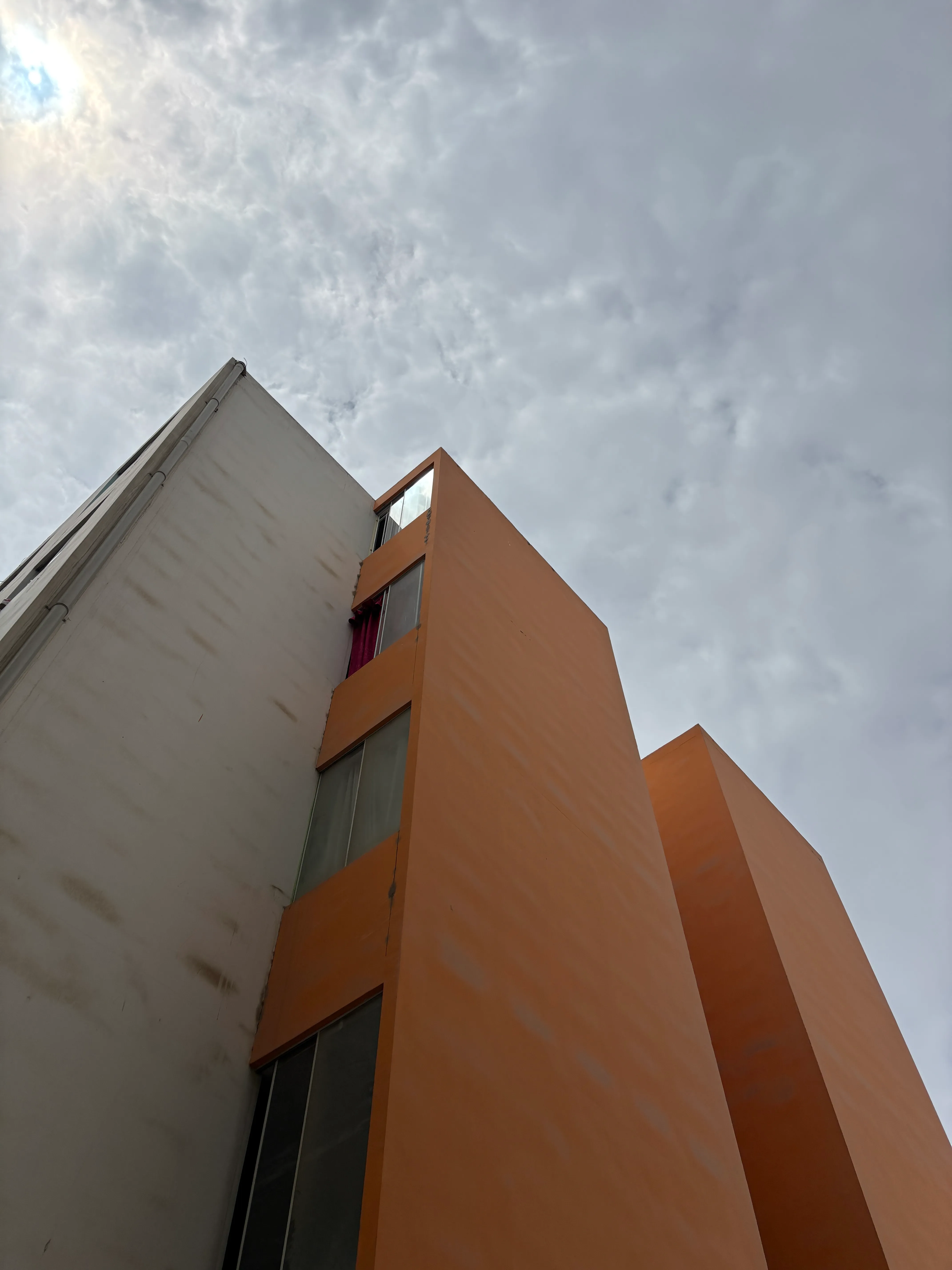 Edificio de vivienda social fotografiado desde abajo en La Esperanza.