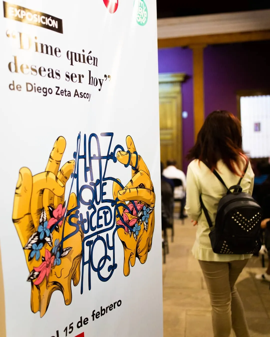 Afiche azul de la exposición Dime quién deseas ser hoy.